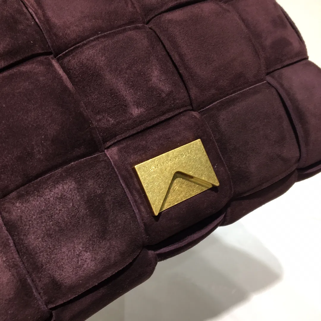The Veneta Cassette pillow bag is made of soft frosted calfskin + aged matte gold buckle, very very fashionable! ! The leather feels super comfortable to the touch, and it has adjustable spaghetti straps with a signature triangle buckle. Size:26cm*18cm*8cm